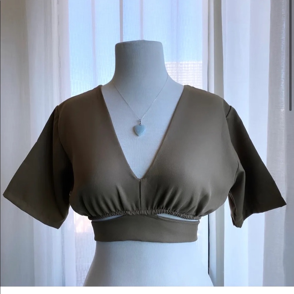 Self-tie V-neck Cropped Top - Picture 5 of 9